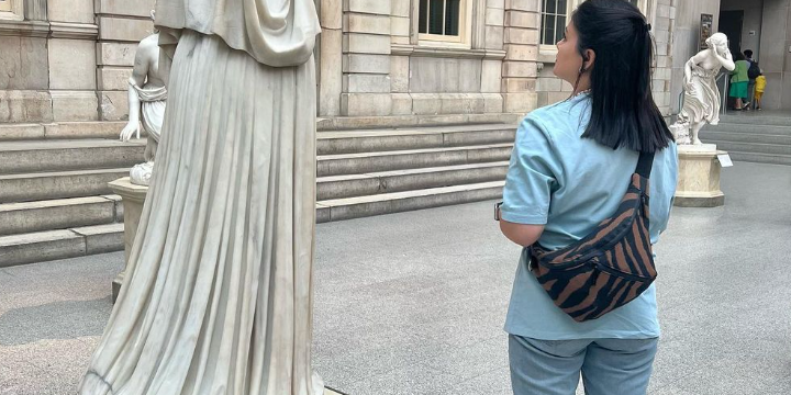 ספיר קזביני מספרת את המסע שלה עם זנדיגי מירידים קטנים ועד הסטודיו בתל אביב. סיפור אישי על תיקים טבעוניים עבודת יד עיצוב איכות וקהילה.