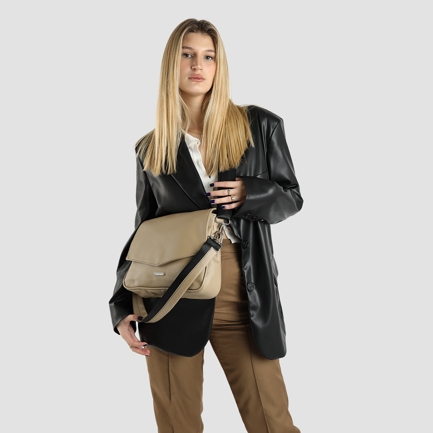 תיק צד אלכס טבעוני בעבודת יד עם תא מרכזי מרווח ושתי רצועות לנשיאה כתיק כתף או קרוס באדי לעבודה וערב