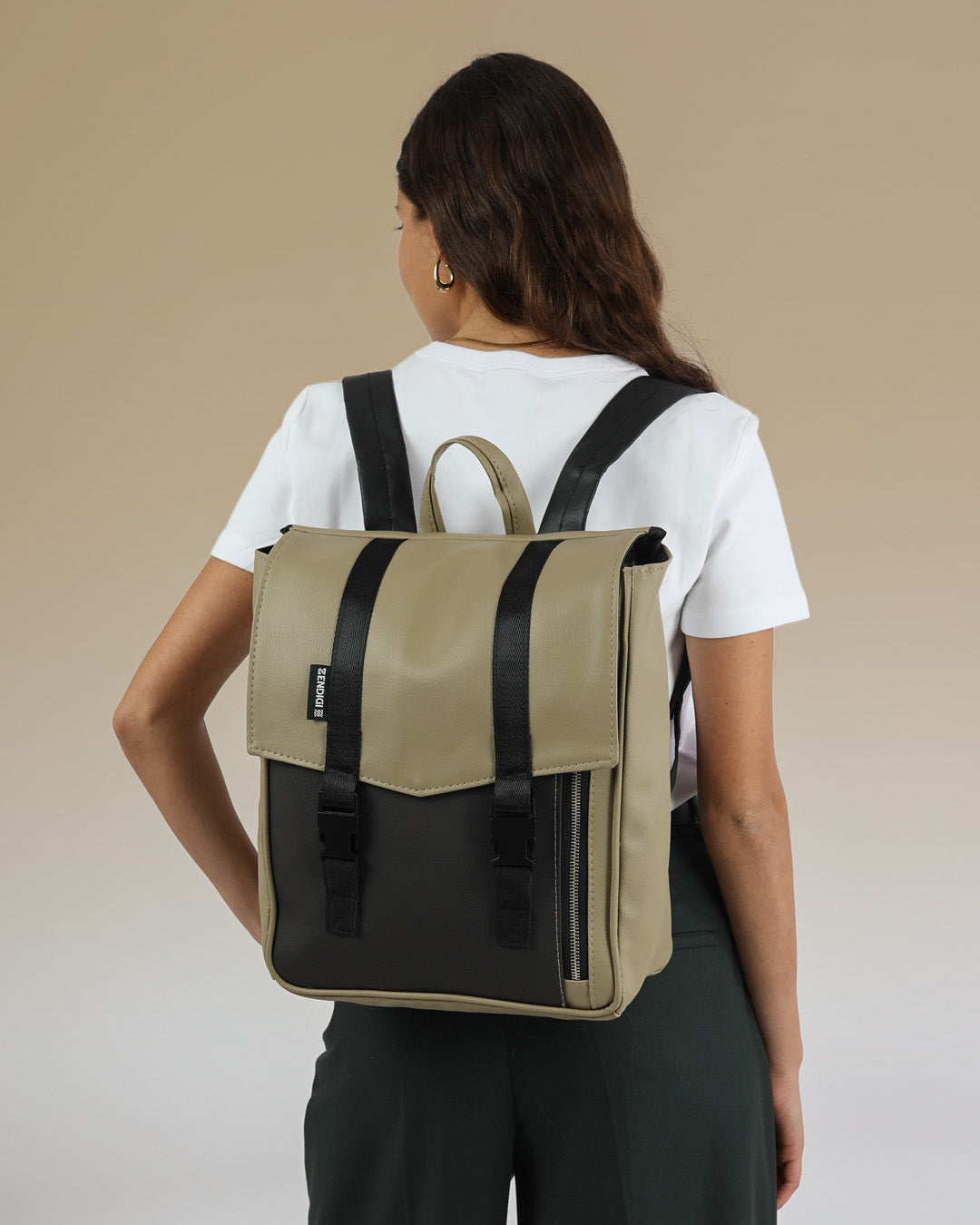 מיני טוקיו מדבר ושחור, תיק גב למחשב נייד קטן מושלם ליום עבודה ולימודים על דוגמנית.