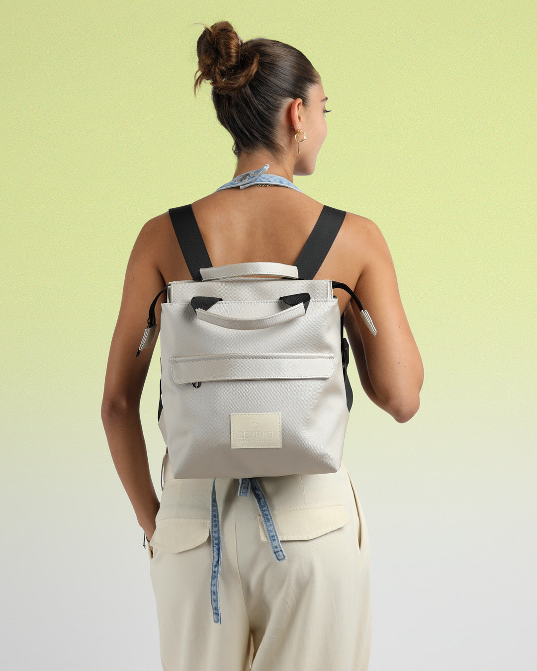 תיק גב מיני מדריד כסוף בהיר, גזרה נצחית וקלאסית, עיצוב אורבני ונקי, תיק גב שימושי נוח ויפה שלא תרצי להוריד מהגב - רצועות עבות ונוחות סגירה עם רוכסן.