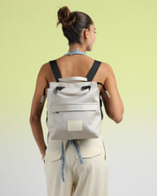 תיק גב מיני מדריד כסוף בהיר, גזרה נצחית וקלאסית, עיצוב אורבני ונקי, תיק גב שימושי נוח ויפה שלא תרצי להוריד מהגב - רצועות עבות ונוחות סגירה עם רוכסן.