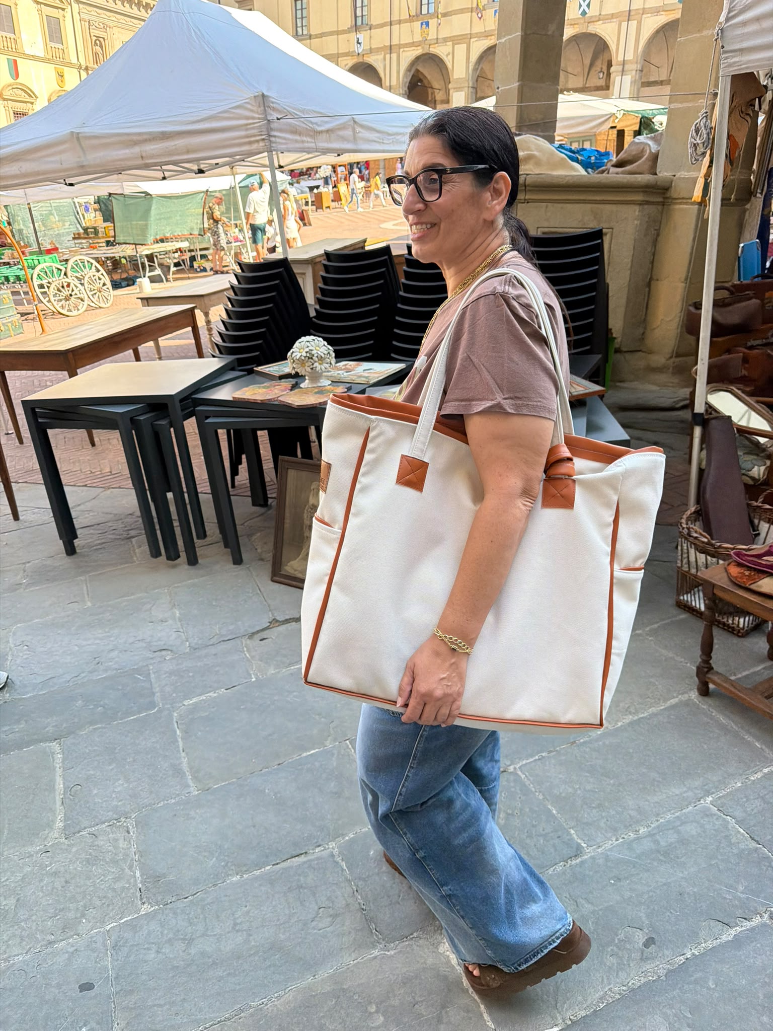 תיק שוק איטלקי גדול טוסקנה בצבע שמנת וקוניאק מוצג על ידי נתנאלה בשוק בטוסקנה