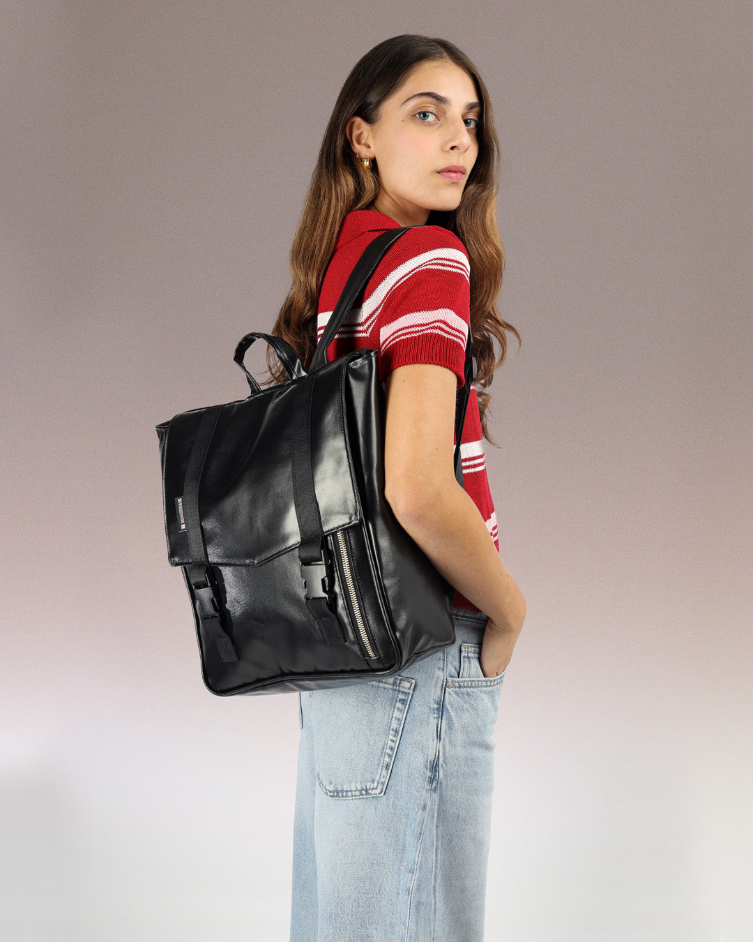 תיק גב למחשב נייד לאישה ולגבר, תיק גב מעוצב למחשב, תיק לפטופ לסטודנטים לאוניברסיטה או לעבודה, מוצג על דוגמנית מיני טוקיו שחור מבריק של זנדיגי