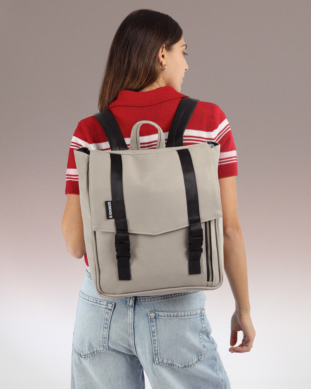 תיק גב למחשב נייד קטן מיני טוקיו אבן זמש על גבה של דוגמנית, תיק מעוצב לנשים, תיק מחשב טבעוני ישראלי.