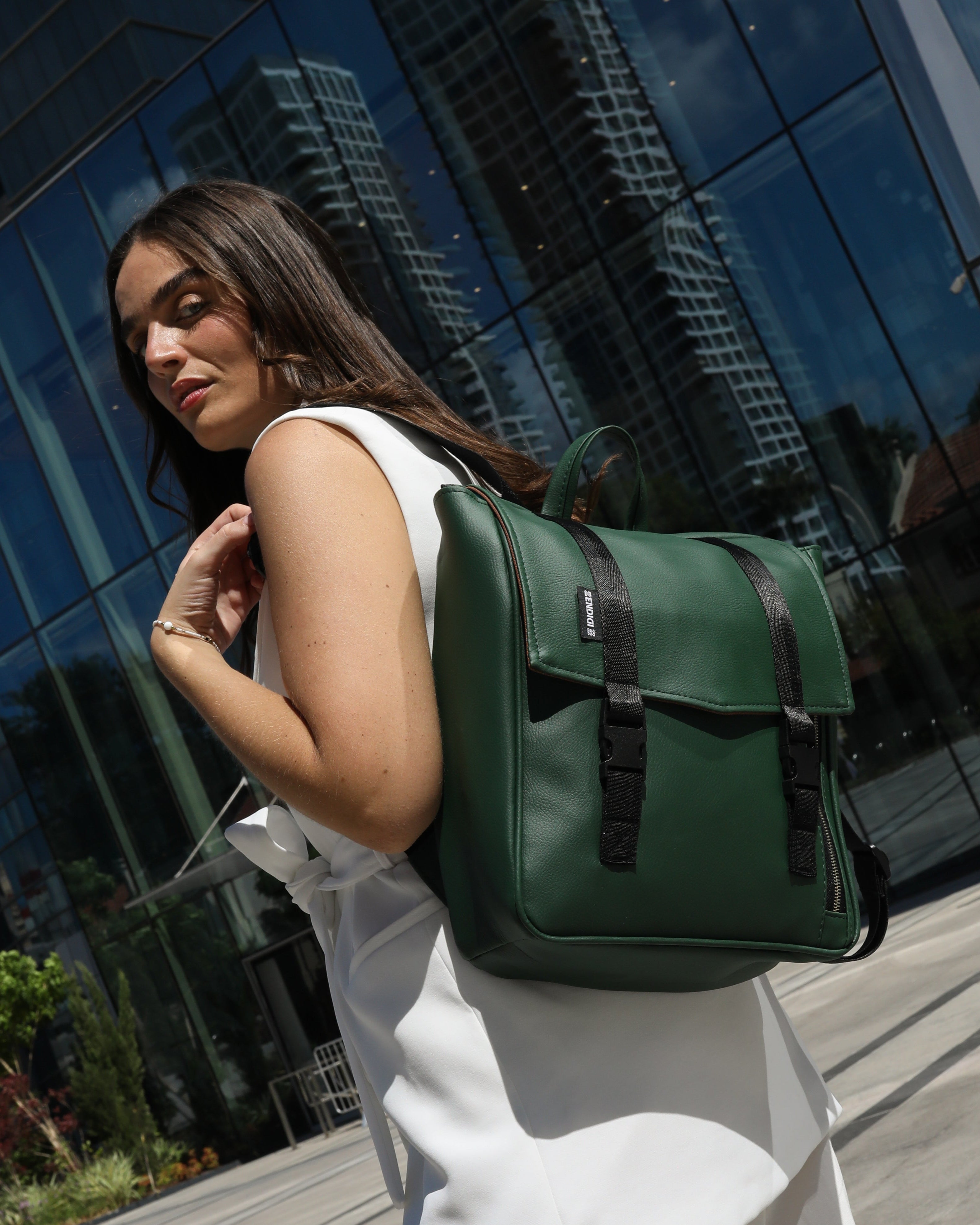 טוקיו הוא תיק הגב האולטימטיבי - תיק מושלם לעבודה, הכי נוח כתיק ללימודים ומתאים מאוד לנסיעות. תיק פרקטי ומרווח, עם 6 תאים כולל תא ייעודי ללפטופ.
מעוצב ומיוצר בתל אביב, בעבודת יד ומחומרים טבעוניים.
תיק לנשים | תיק לגברים | תיק גב למחשב | תיק ללפטופ | תיק טבעוני | תיק גב | תיק 
 לעבודה | תיק ללימודים | תיק סטודנטים