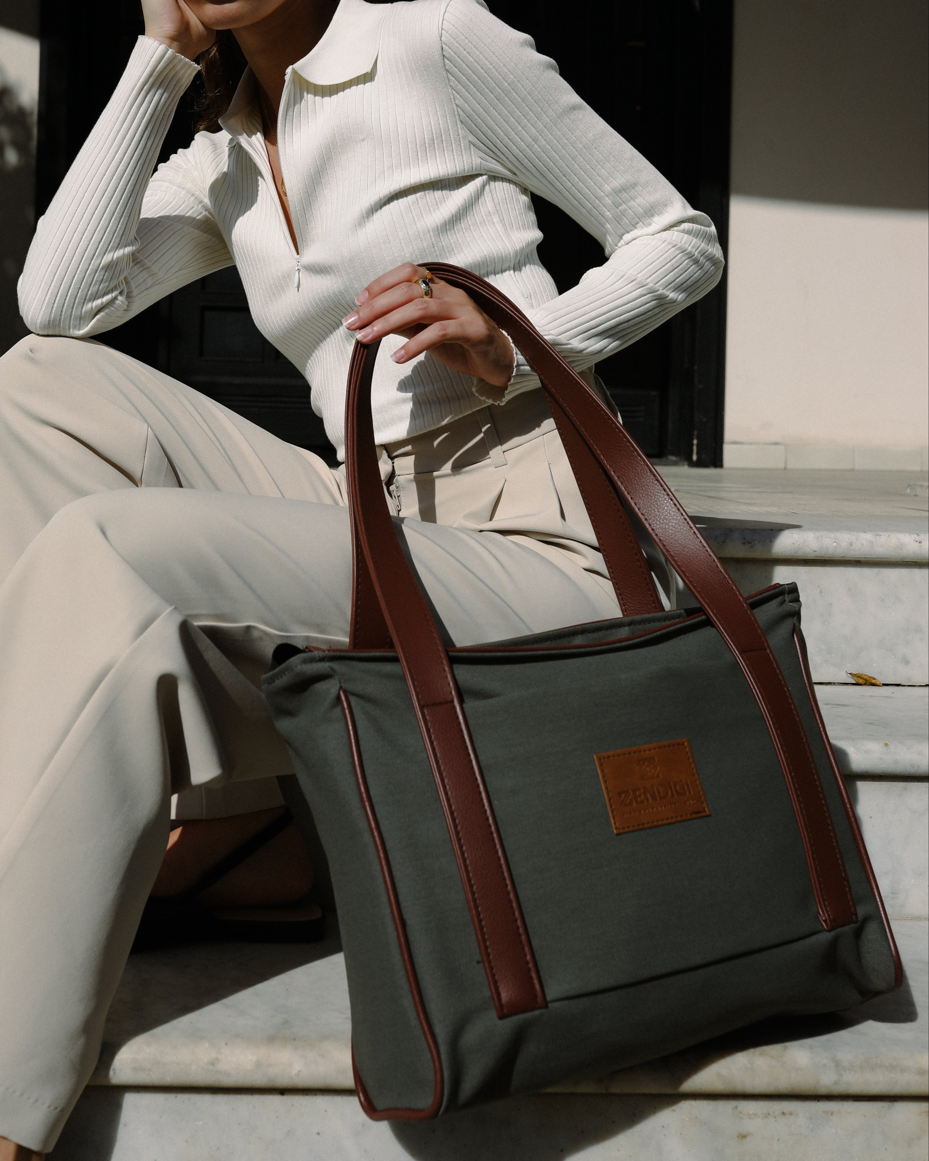 תיק צד קטן מרווח ופרקטי במיוחד, עם טביעת יד קלאסית ומלכותית 
מעוצב ומיוצר בתל אביב, בעבודת יד ומחומרים טבעוניים.
 תיק לנשים | תיק לגברים | תיק צד למחשב | תיק ללפטופ | תיק טבעוני | תיק צד | תיק 
  תיק צד לנשים | לעבודה | תיק ללימודים | תיקים תל אביב תיק קטן | תיק צד גדול | תיק צד למחשב נייד