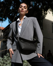 רוקסי - תיק כתף קטן, אלגנטי ומדויק, בעל תא מרכזי גדול ובתוכו עוד תא קטן לחפצים קטנים. נאסף ברצועה מעובדת בבד תואם שנותנת לו את הלוק האלגנטי שלו. מעוצב ומיוצר בתל אביב, בעבודת יד ומחומרים טבעוניים. תיק יד | תיק ערב | תיק אלגנטי | תיק לנשים | תיק טבעוני | תיק קטן | תיק צד | תיקים תל אביב | תיקים דיזינגוף סנטר