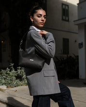 רוקסי - תיק כתף קטן, אלגנטי ומדויק, בעל תא מרכזי גדול ובתוכו עוד תא קטן לחפצים קטנים. נאסף ברצועה מעובדת בבד תואם שנותנת לו את הלוק האלגנטי שלו. מעוצב ומיוצר בתל אביב, בעבודת יד ומחומרים טבעוניים. תיק יד | תיק ערב | תיק אלגנטי | תיק לנשים | תיק טבעוני | תיק קטן | תיק צד | תיקים תל אביב | תיקים דיזינגוף סנטר