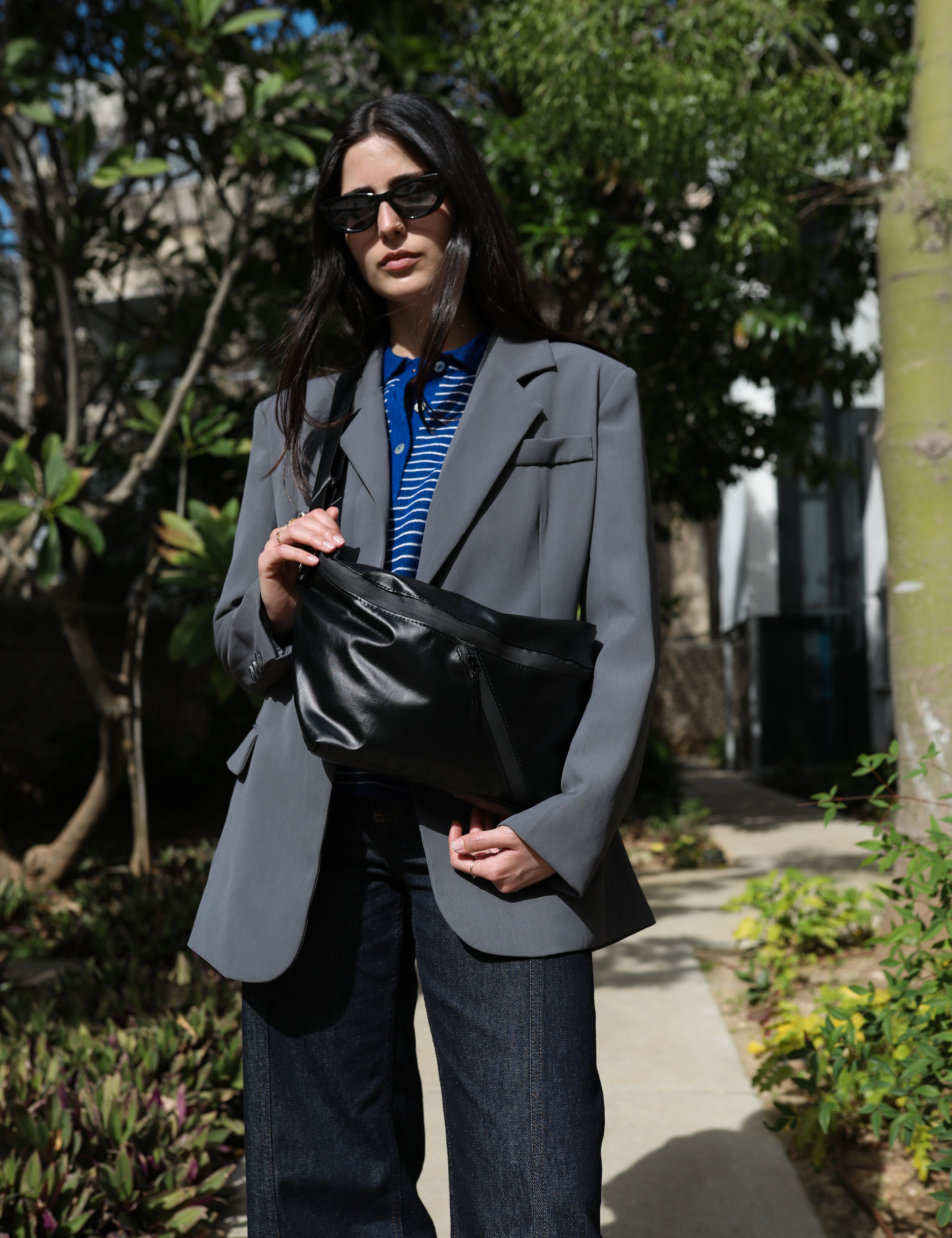 פאוץ׳ ענק, פאוץ׳ גדול פאוץ׳ שחור מבריק, פאוץ׳ טבעוני מיוצר בישראל עיצוב מקומי וייצור מקומי דיזנגוף סנטר תל אביב, זנדיגי, תיקים טבעוניים, פאוץ׳ לגבר פאוץ׳ לאישה, תיקים מעוצבים תיקים איכותיים ויפים 