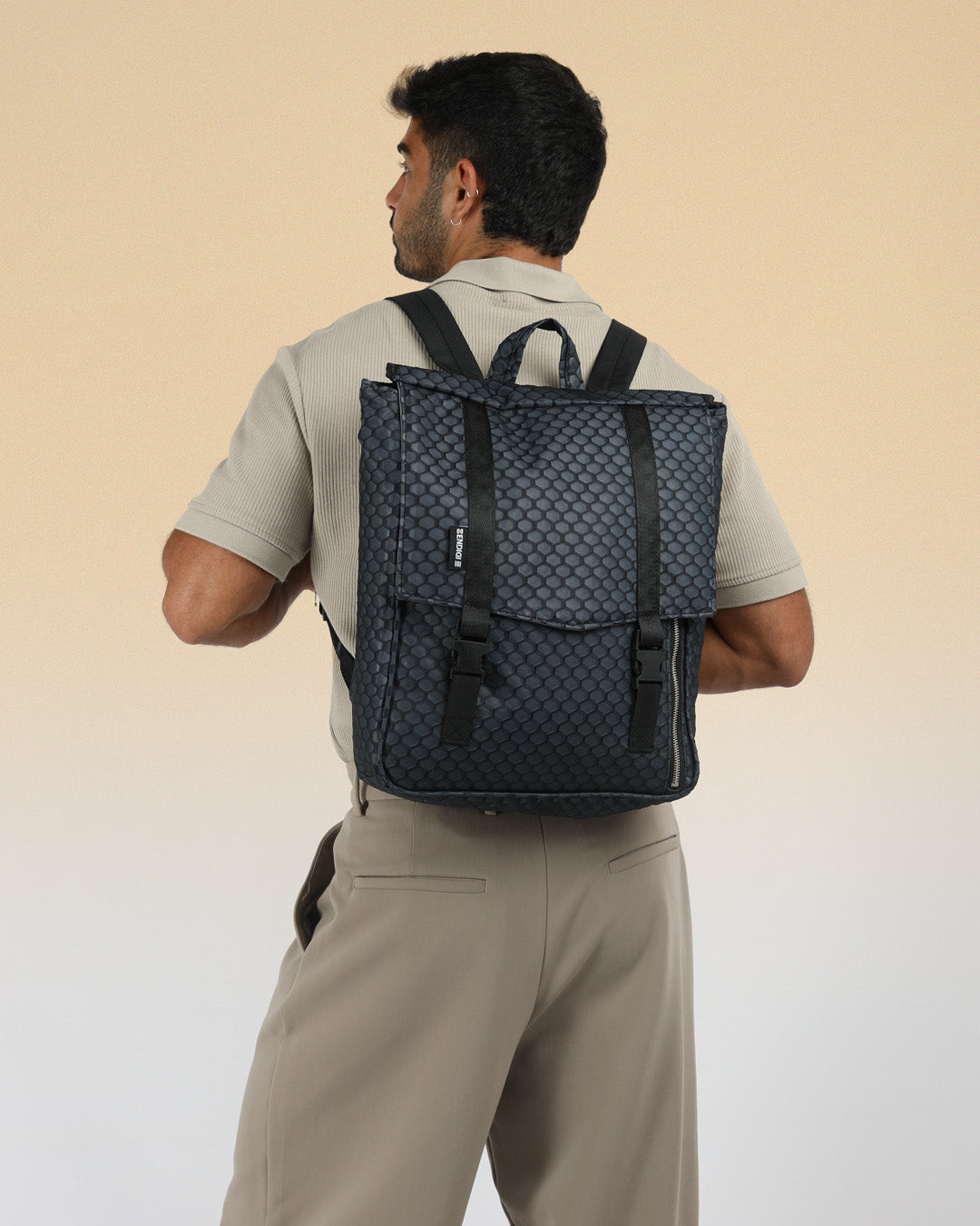 טוקיו כוורת שחור, תיק גב למחשב נייד עם רצועות מרופדות, תיק נוח איכותי ופרקטי לשימוש יומיומי עם תאי שליפה חיצוניים למקסימום נוחות, עיצוב ישראלי ועשוי מבד טבעוני