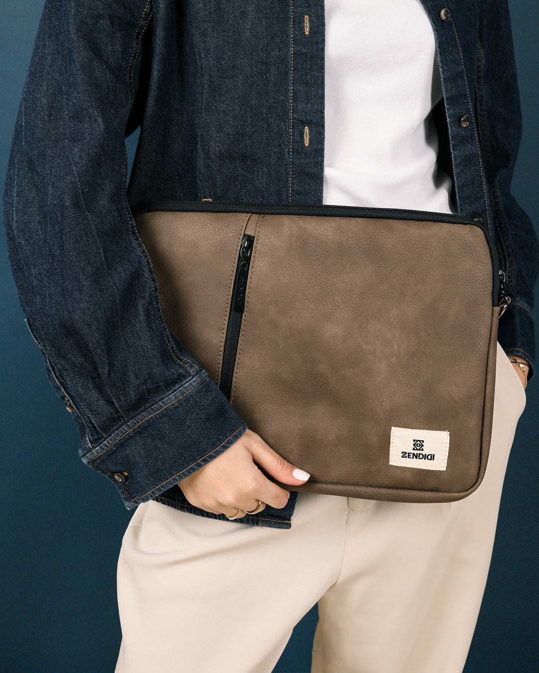 קייס ללפטופ 14 אינץ' מעוצב עם תא רוכסן קדמי לאביזרים, דגם קפה זמש של ZENDIGI, פתרון אלגנטי ופרקטי לאנשי עבודה וסטודנטים.