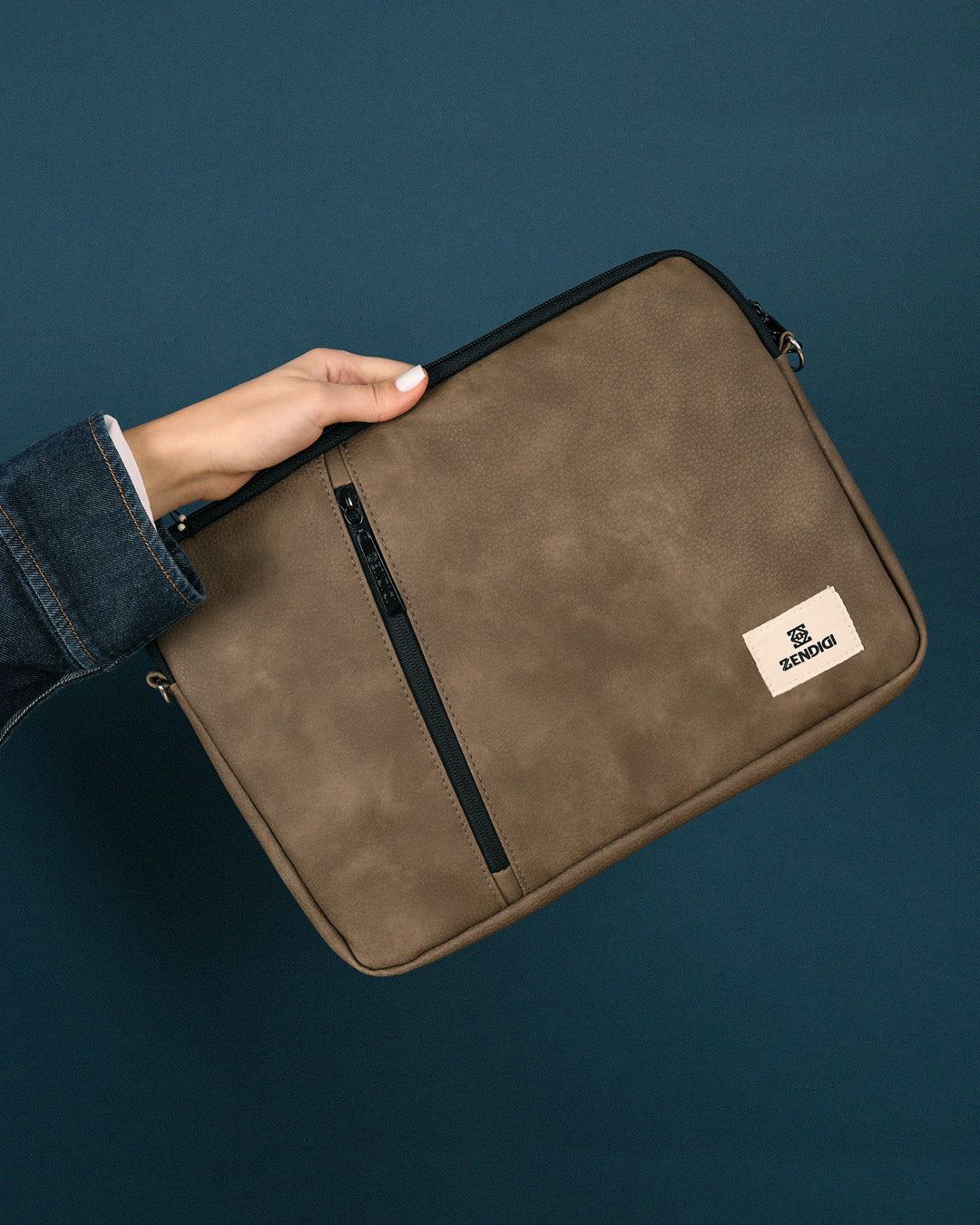 כיסוי מחשב נייד 14 אינץ' מרופד בגוון קפה זמש, עיצוב טבעוני דק ויוקרתי להגנה על הלפטופ בתוך תיק או כנשיאה עצמאית