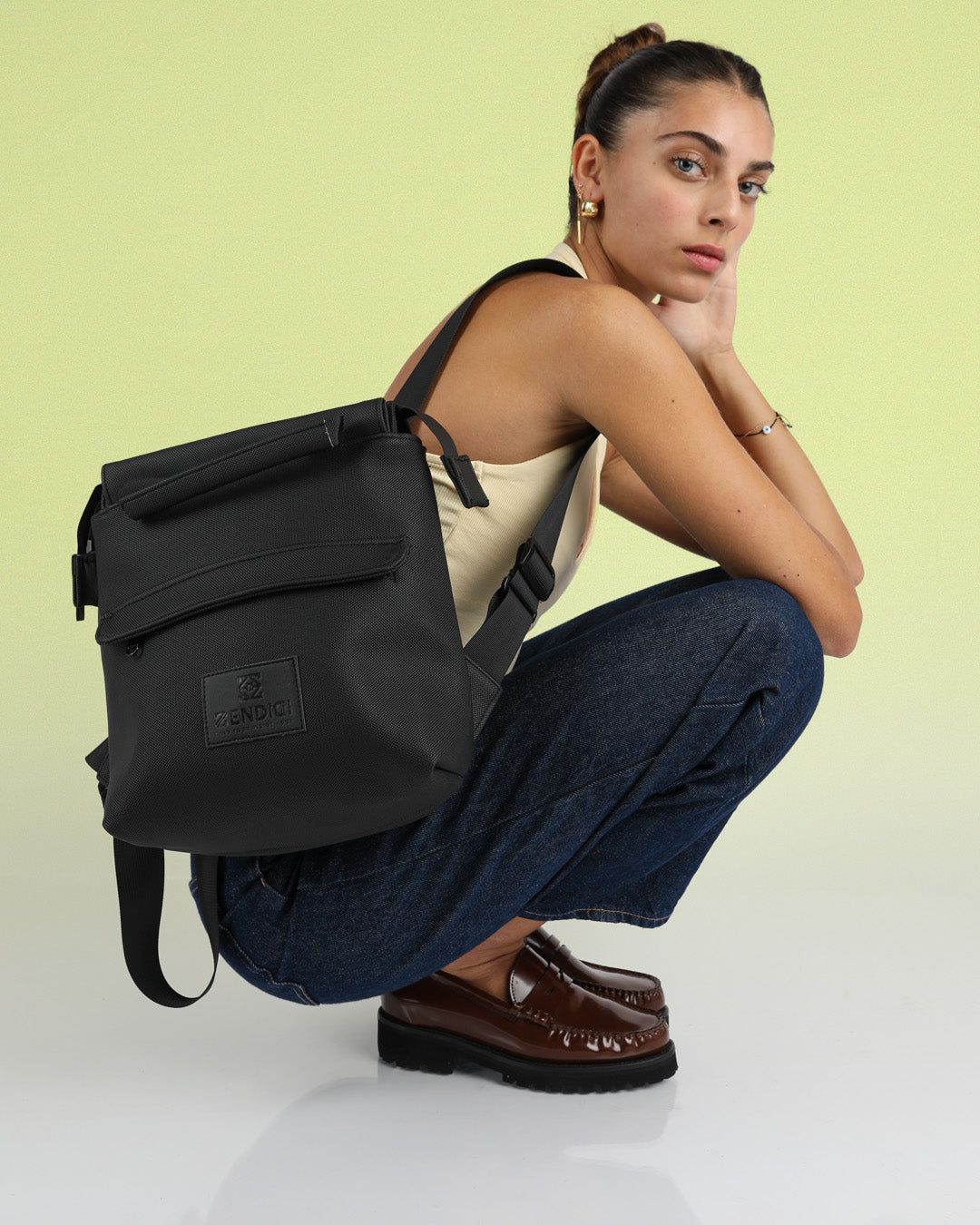  תיק שחור קטן טקסטורת יהלום לנשיאה ביד או כתיק גב לנשים מיני מדריד בעיצוב מינימליסטי, תיק מושלם ליום יום