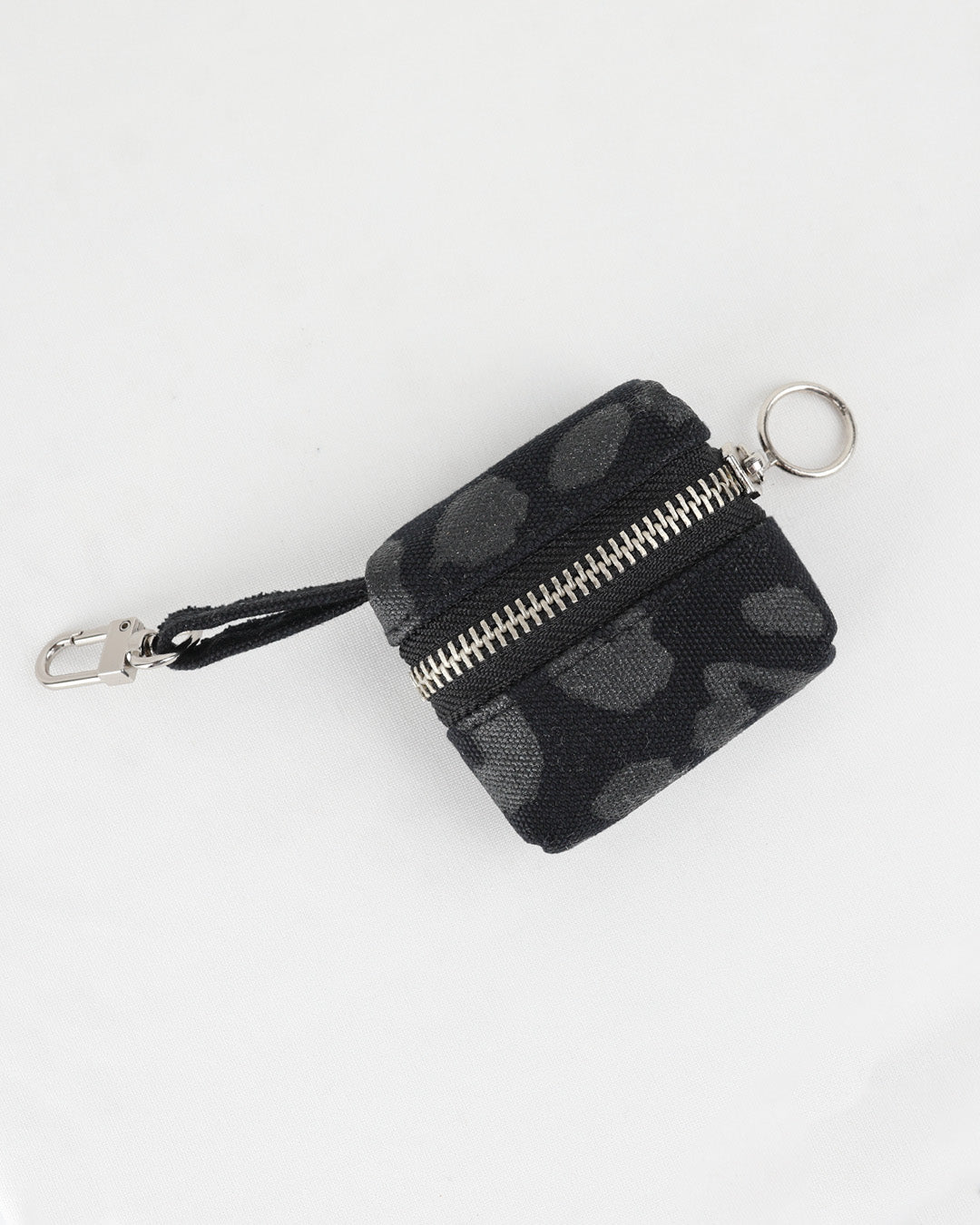 כיסוי לאיירפודס בצבע שחור מנומר בעיצוב מינימליסטי של זנדיגי
