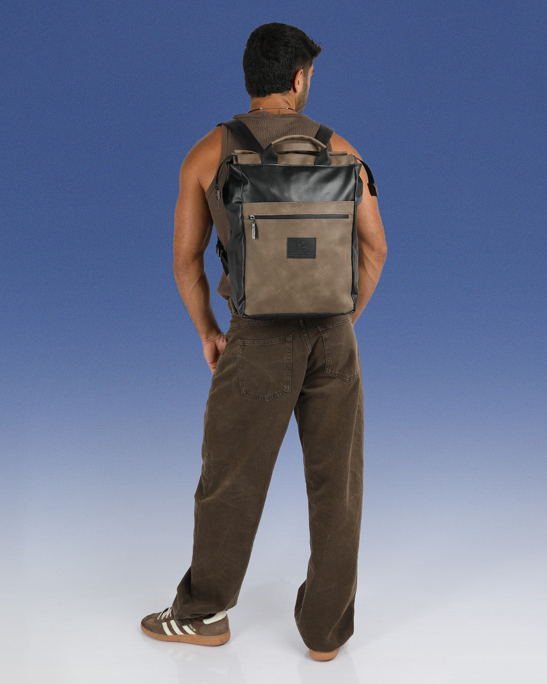 תיק גב למחשב שחור לגבר, תיק לפטופ ללימודים באוניברסיטה, תיק לסטודנטים, על דוגמן עם רצועות על הכתפיים, ניתן לראות את הפרופורציות של התיק על הדוגמן.