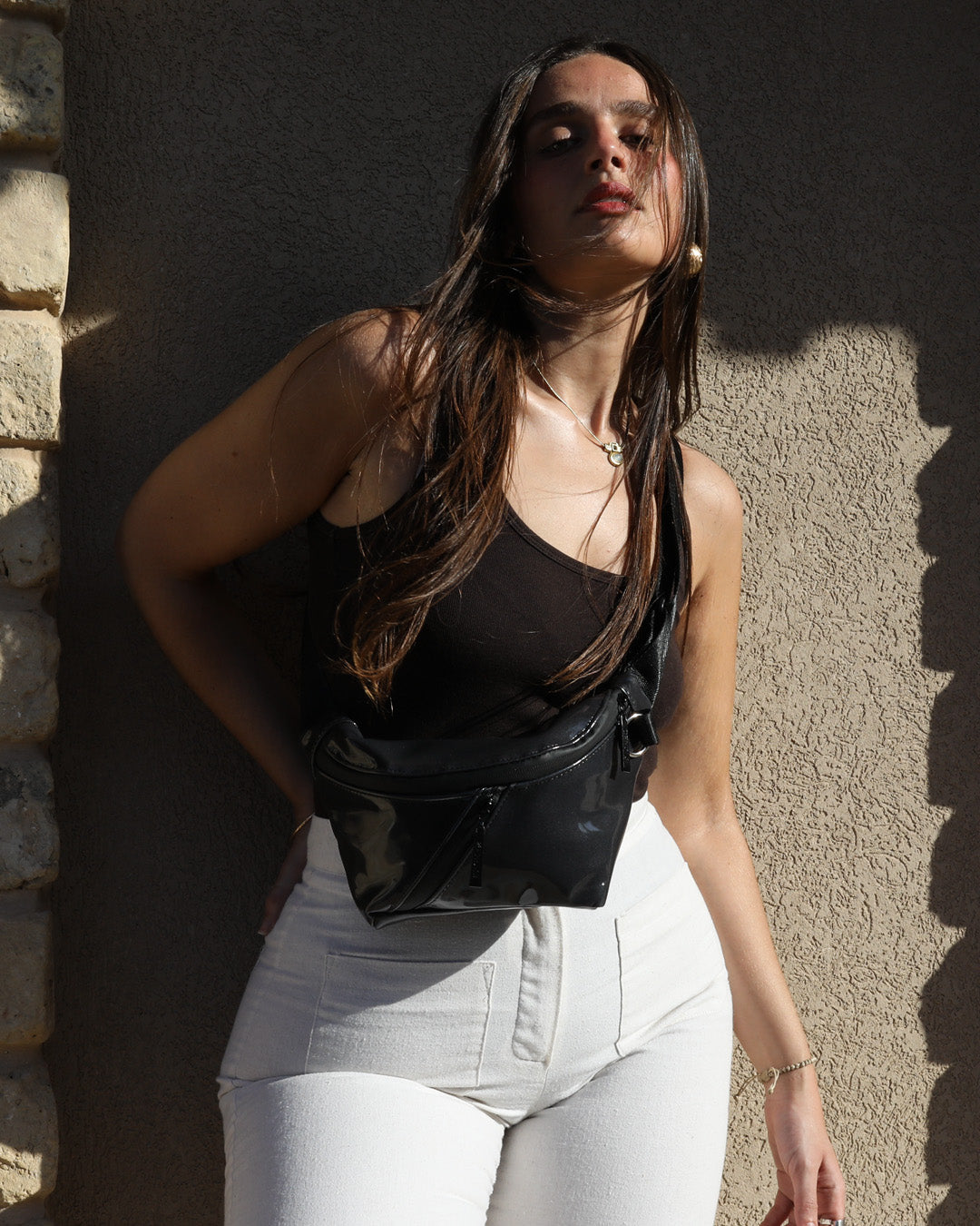 תיק פאוץ׳ רובר גלקטי תיק שניתן ללבוש אותו כתיק קרוס באדי - חוצה את הגוף, על הכתף כמו תיק צד לערב ועל המותניים בטיול או הליכה.