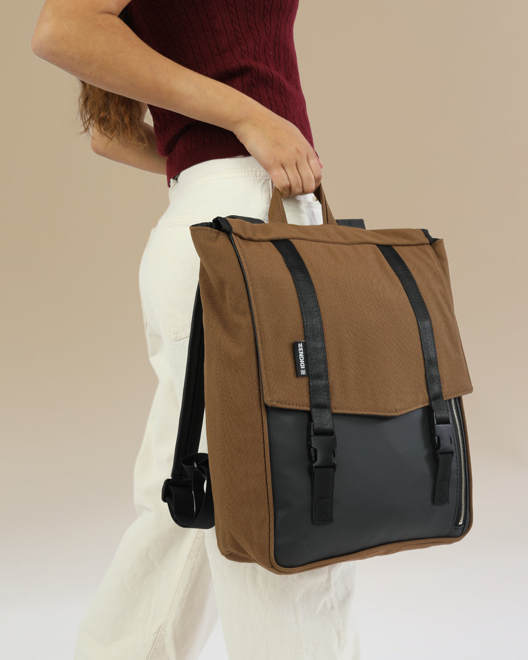 תקריב של תיק גב טוקיו אוקספורד - טקסטורה טבעונית איכותית, מתאים למחשב נייד ולשימוש יומיומי בעיר.