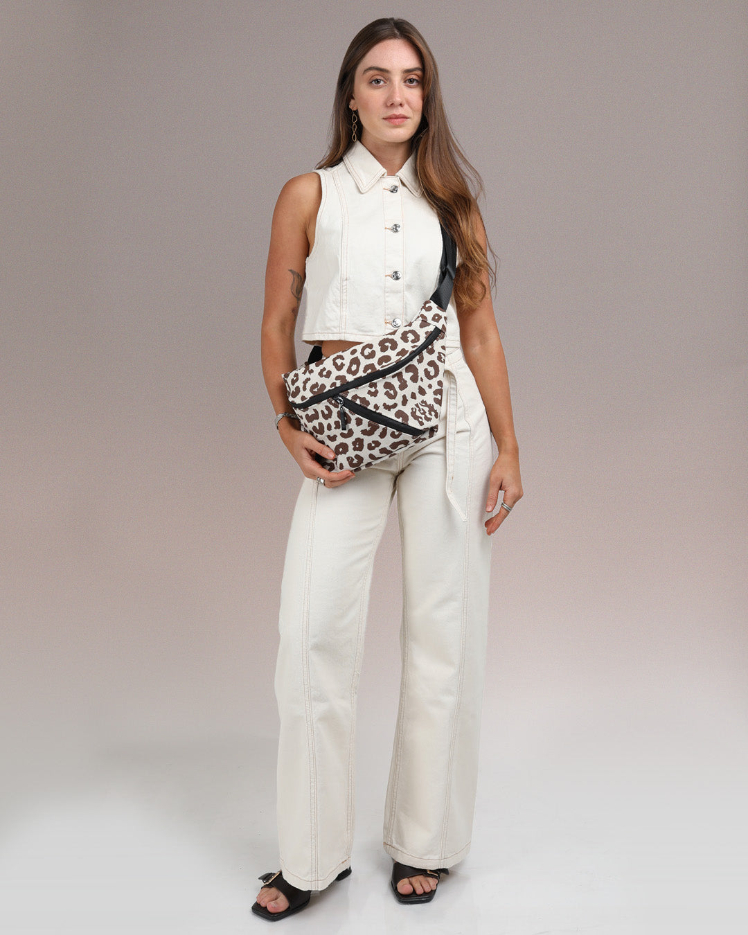 פאוץ’ מנומר גדול לנשים - עיצוב טבעוני של זנדיגי, קנבס בהדפס ייחודי, מושלם לעיר, עבודה או בילוי