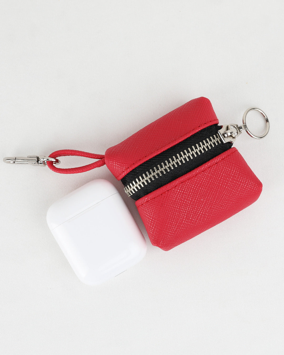 כיסוי לאיירפודס נאנו זיפק אדום - יכול לשמש גם כמחזיק מפתחות או צ׳ארם לתיק החדש שלך