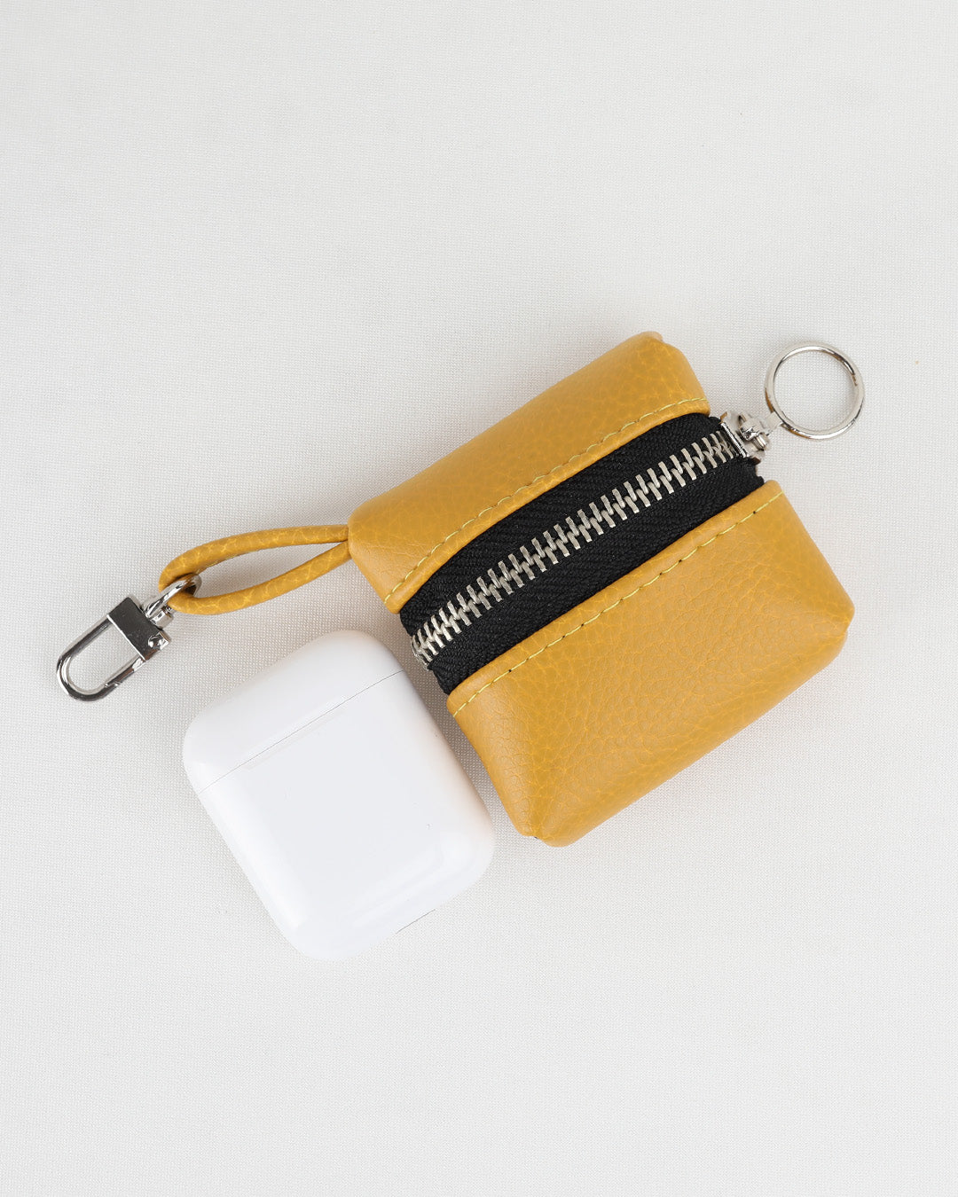 כיסוי לאיירפודס נאנו זיפק צהוב- יכול לשמש גם כמחזיק מפתחות או צ׳ארם לתיק החדש שלך