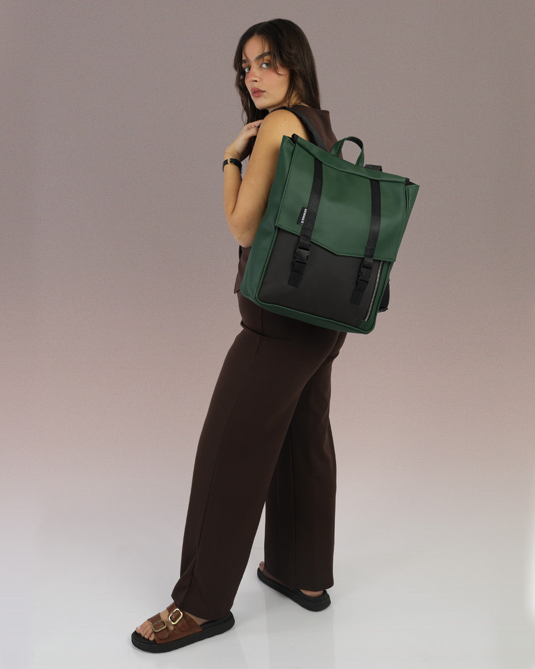 תיק גב למחשב נייד טוקיו ירוק ושחור של זנדיגי - תיק טבעוני לסטודנטים ולהייטקיסטים עם מראה אורבני ושיק ישראלי.