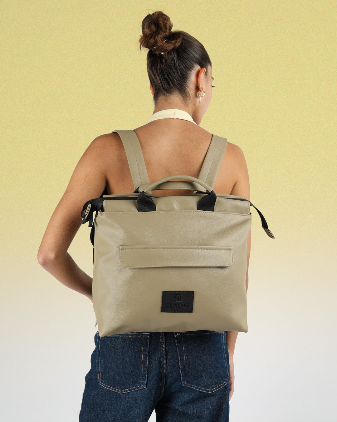 תיק גב למחשב נייד טבעוני לנשים ולגברים בצבע חאקי מדברי, עיצוב ישראלי נקי, תיק למשרד או ללימודים, נוח יומיומי ומתאים לסטודנטים