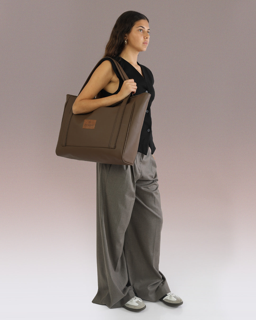 דוגמנית מחזיקה את תיק צד פלא חום קלאסי למחשב נייד, תיק צד גדול מאוד מתאים לטיולים לנשים ולגברים