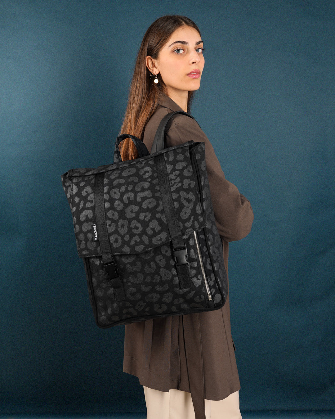 טוקיו שחור מנומר, תיק גב למחשב נייד מבית זנדיגי, מתאים במיוחד לסטודנטים ולהייטקיסטים, ללימודים ולעבודה.