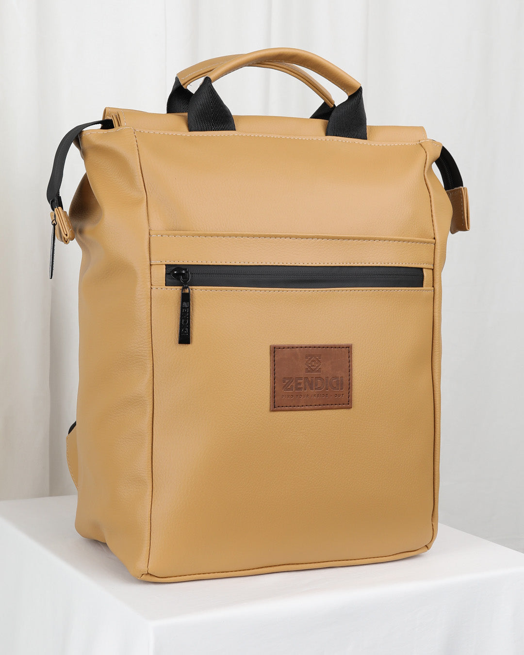 תיק גב מילאנו שחור קלאסי שהוא התיק המושלם ללימודים עבודה וטיולים, תיק שמתאים לגבר וגם לאישה בזכות העיצוב המקורי והיוניסקסי שלו, תיק גב טבעוני ואיכותי, מיוצר בארץ אבל התיק טיסה הכי טוב שיהיה לך. מגיע עם ריפוד למחשב הנייד ורצועות מרופדות ונעימות למגע