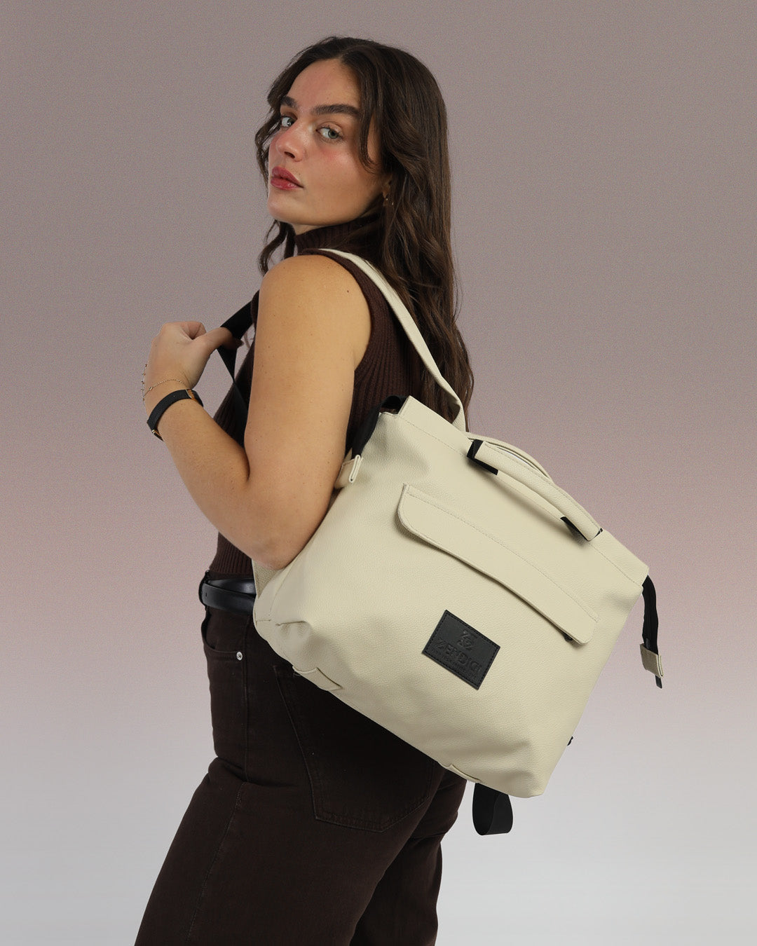 תיק גב למחשב נייד טבעוני לנשים ולגברים בצבע קרם, עיצוב ישראלי נקי, תיק למשרד או ללימודים, נוח יומיומי ומתאים לסטודנטים