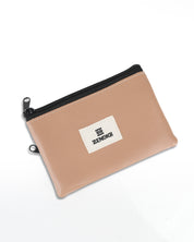 גב ארנק טבעוני צוקו קרמל, עיצוב נקי ומינימליסטי, בעבודת יד בייצור ישראלי.