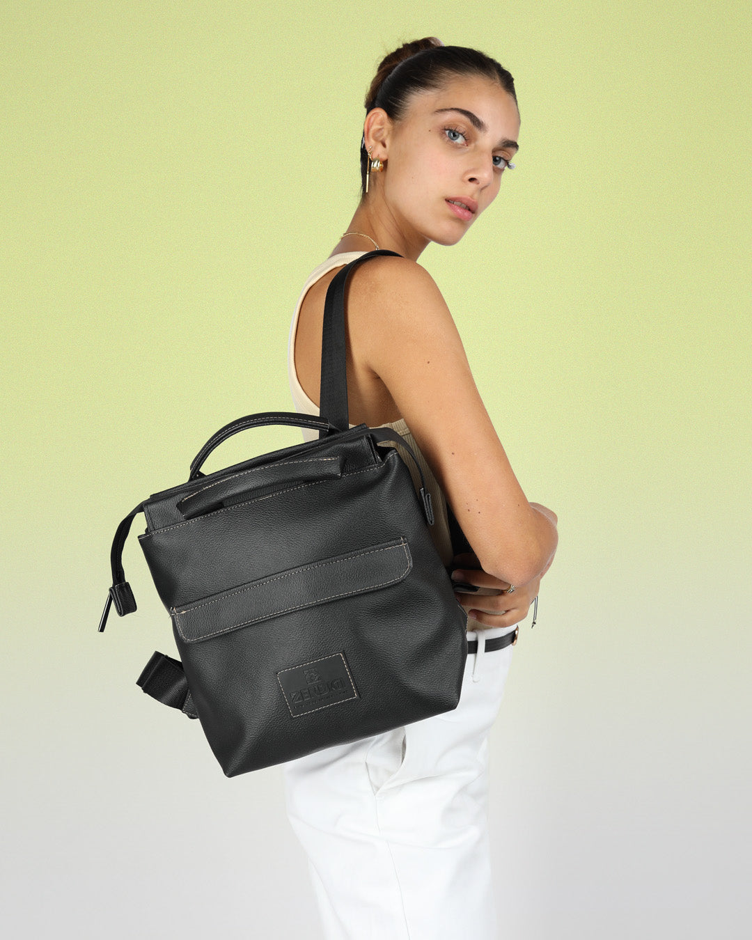  תיק שחור קטן לנשיאה ביד או כתיק גב לנשים מיני מדריד בעיצוב מינימליסטי, תיק מושלם ליום יום