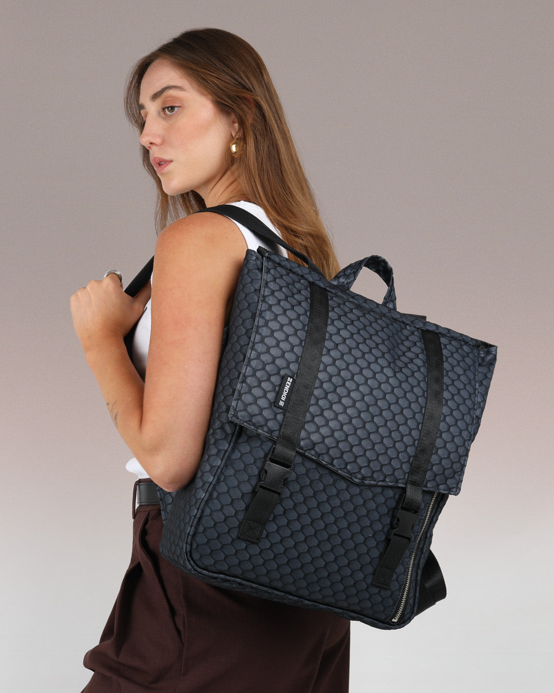 תיק גב טוקיו שחור כחול בטקסטורת כוורת – תיק לנשים, גברים ולסטודנטים עם מקום ללפטופ עד 16 אינץ', סגנון אורבני מינימליסטי, איכותי ועמיד למים