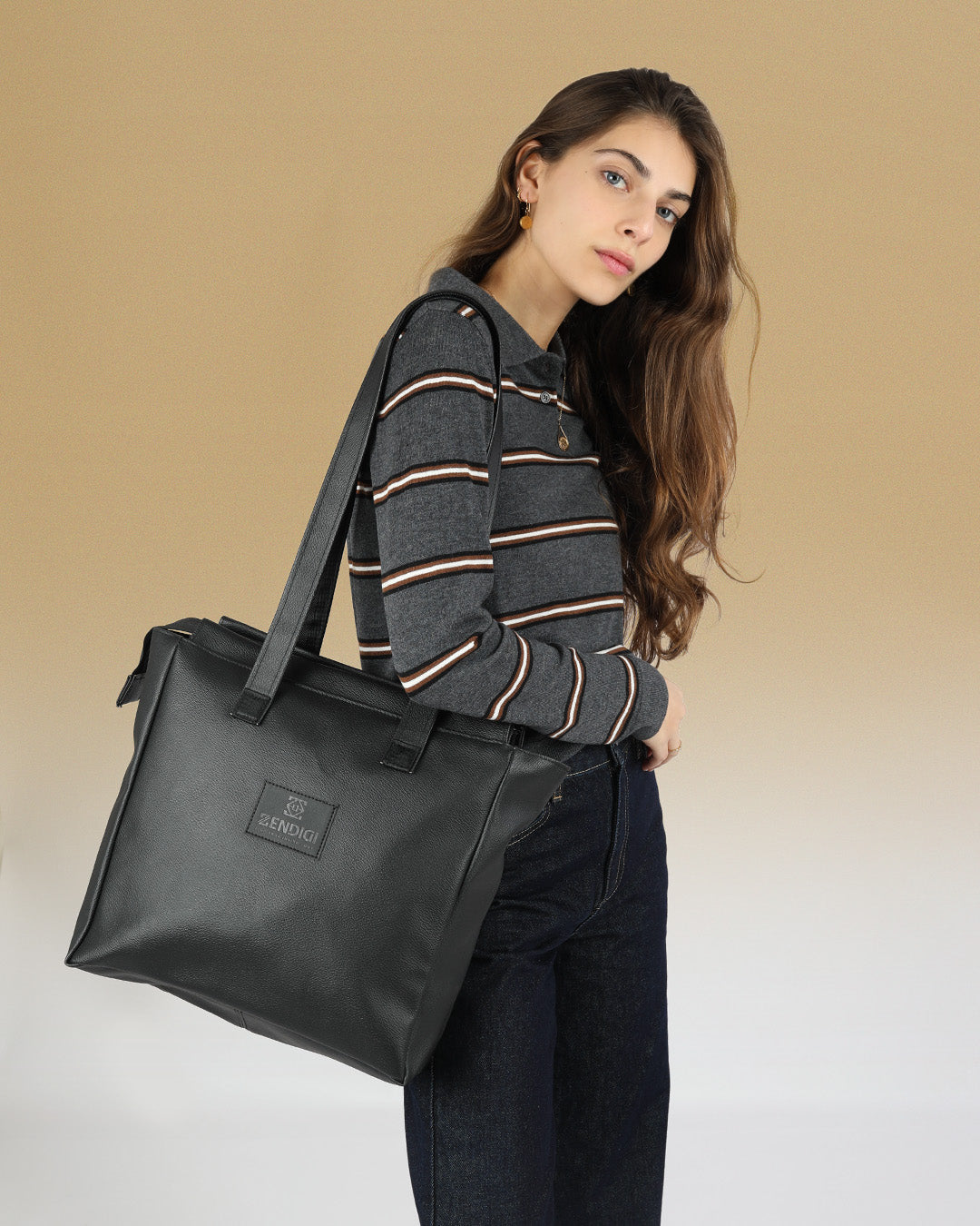 תיק צד בינוני עם חלוקה חכמה ונוחה, תיק צד טבעוני ואיכותי שנשאר איתך שנים קדימה. נינה שחור לבה