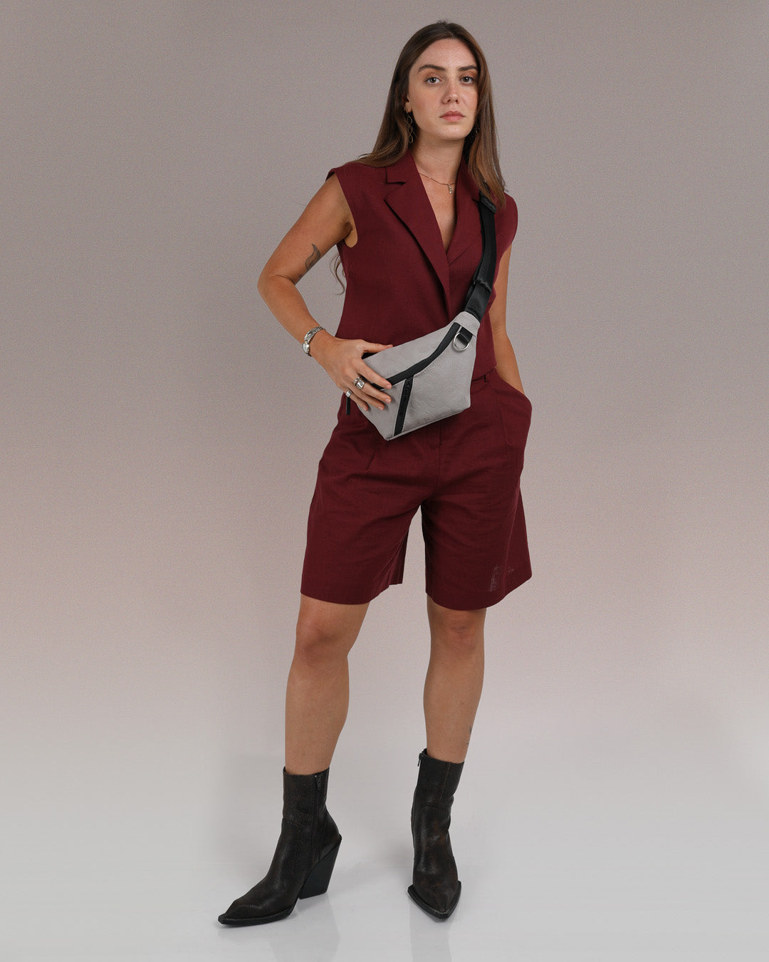 פאוץ׳ רובר - תיק פאוץ׳ בגודל בינוני, מכיל את כל הדברים החשובים מעניק לוק אורבני קלאסי קליל, תיק חזק איכותי ועמיד שמחזיק מעמד לאורך שנים פאוץ׳ טבעוני בצבע אבן עם טקסטורה מנומרת