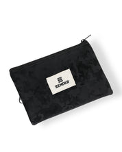 גב ארנק צוקו שחור צבאי, עיצוב נקי ומינימליסטי, בעבודת יד בייצור ישראלי.