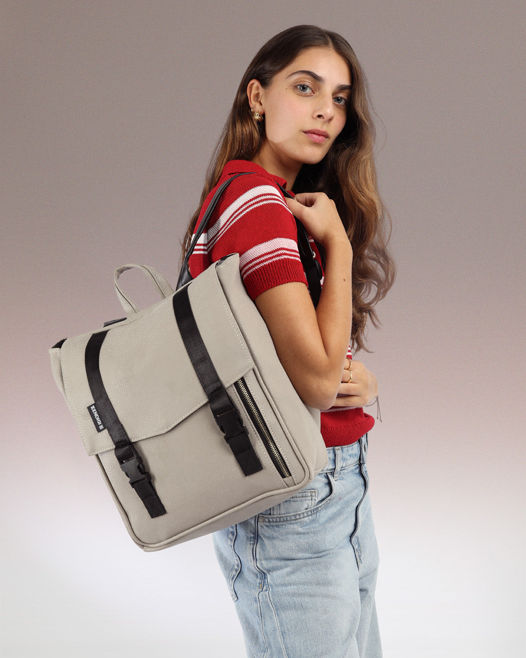 דוגמנית נושאת תיק גב למחשב של זנדיגי על כתף אחת, תיק הגב הוא מיני טוקיו אבן זמש, תיק מושלם ללימודים באוניברסיטה או לעוד יום במשרד כתיק עבודה.