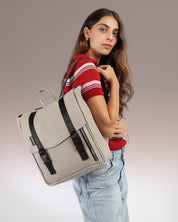 דוגמנית נושאת תיק גב למחשב של זנדיגי על כתף אחת, תיק הגב הוא מיני טוקיו אבן זמש, תיק מושלם ללימודים באוניברסיטה או לעוד יום במשרד כתיק עבודה.