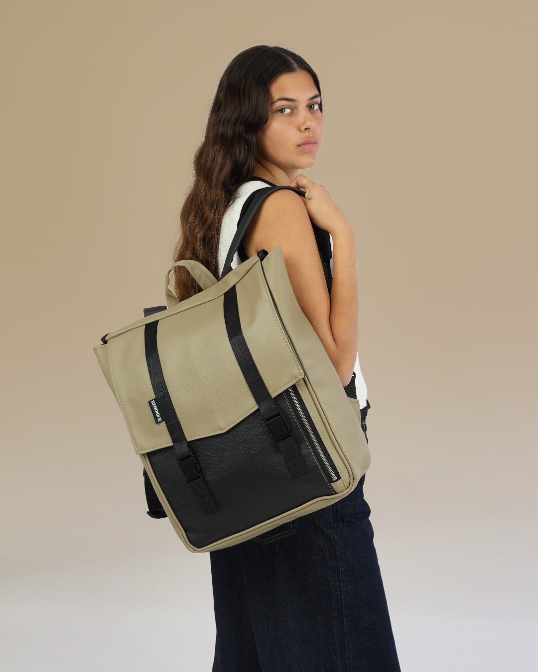 דוגמנית עם תיק גב למחשב טוקיו מדבר טוטם מבית זנדיגי 