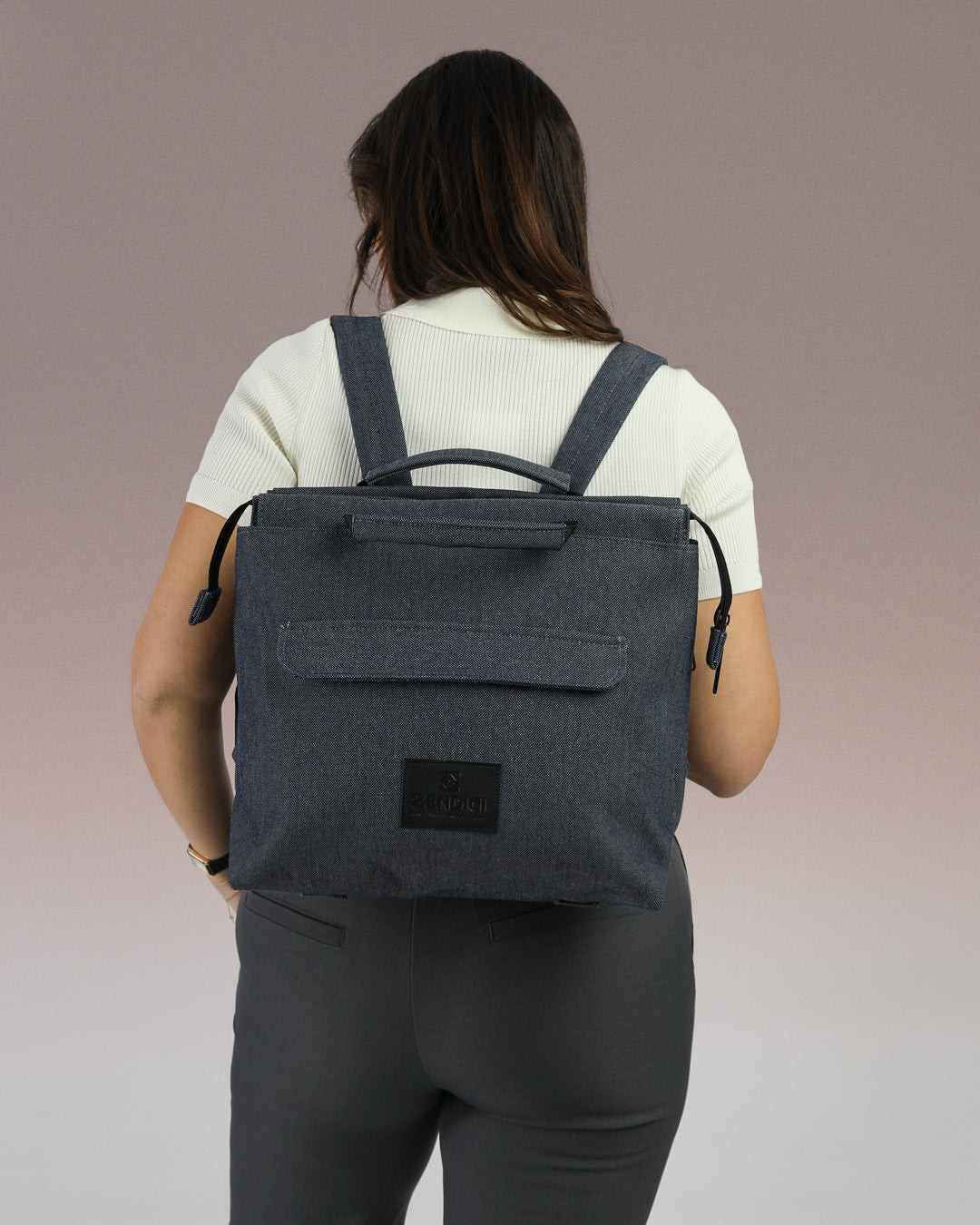 תיק גב למחשב מדריד ג׳ינס, תיק גב איכותי וחזק עשויי מאריג דמוי ג׳ינס איטלקי, תיק גב לעבודה ולימי לימודים קצרים, תיק ג׳ינס טבעוני מושלם לטיולים ולחיים בתנועה.