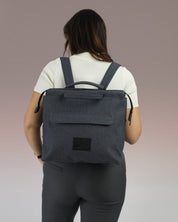 תיק גב למחשב מדריד ג׳ינס, תיק גב איכותי וחזק עשויי מאריג דמוי ג׳ינס איטלקי, תיק גב לעבודה ולימי לימודים קצרים, תיק ג׳ינס טבעוני מושלם לטיולים ולחיים בתנועה.