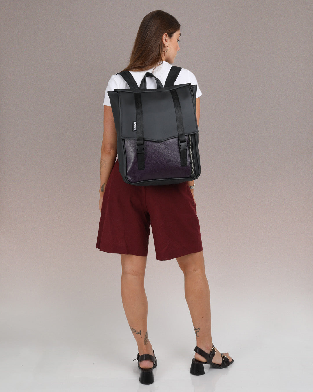 תיק מחשב נייד טוקיו שחור וסגול על מוצג על דוגמנית כשרואים את כל גופה תיק גב ללפטופ, תיק גב לסטודנטים חזק ואיכותי