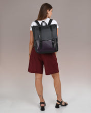 תיק מחשב נייד טוקיו שחור וסגול על מוצג על דוגמנית כשרואים את כל גופה תיק גב ללפטופ, תיק גב לסטודנטים חזק ואיכותי