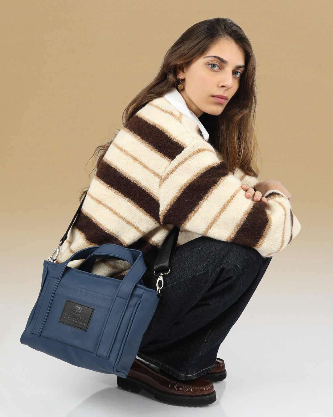 תיק צד בינוני לנשים בצבע כחול נייבי של זנדיגי, דגם מיקרו פלא, מעור טבעוני - נשיאה אלגנטית ביד או קרוס באדי, מתאים לעבודה, ערב ויומיום