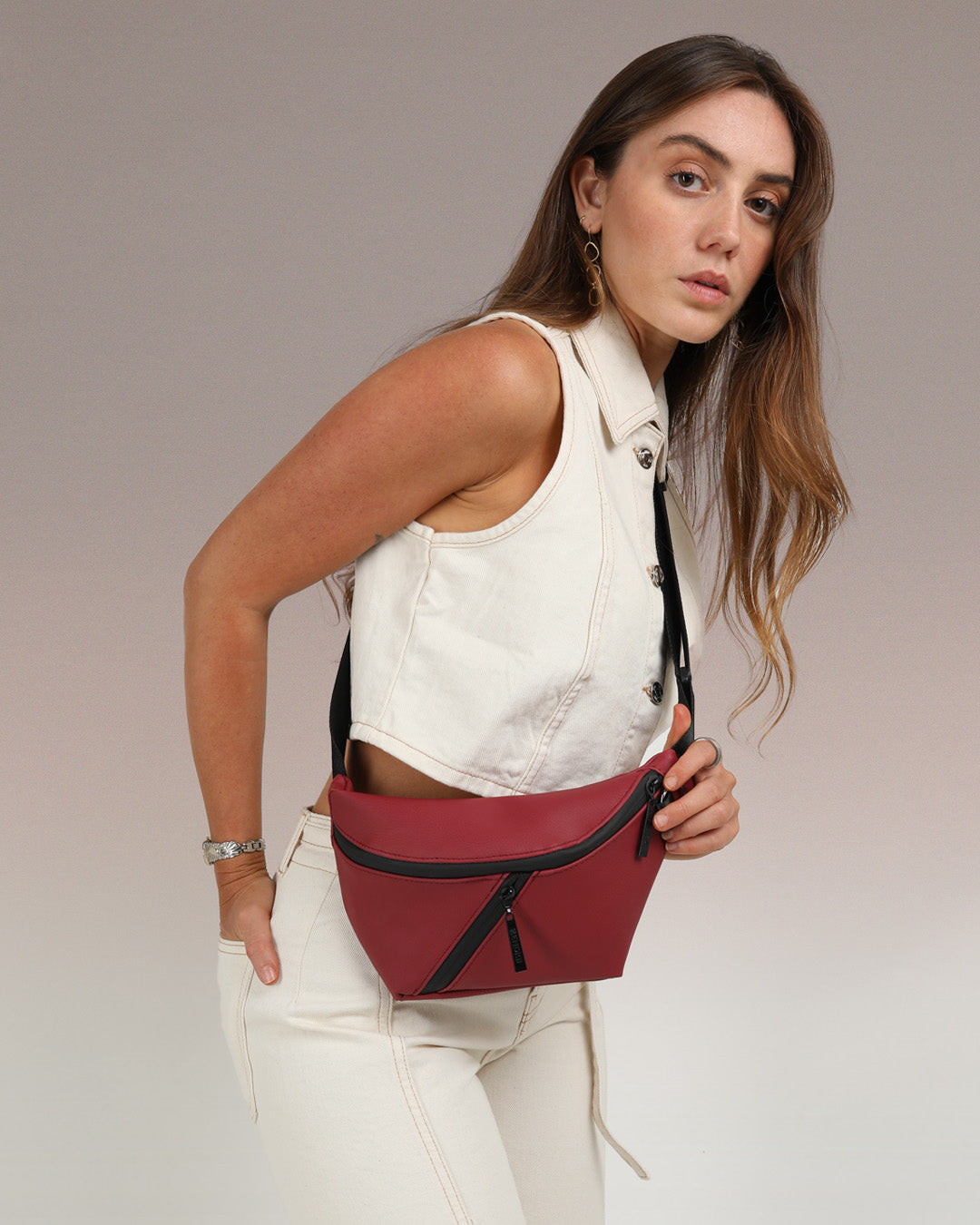 תיק פאוץ׳ אדום דובדבן על דוגמנית תיק קליל יומיומי לנשיאת כל הדברים החשובים שלך, שלושה תאים פרקטי נוח ושיקי