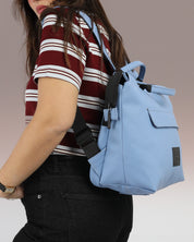 תיק גב מדריד, מינימליסטי למחשב נייד, טבעוני, איכותי, בצבע כחול, מושלם לעיר, משרד, אוניברסיטה או טיולים