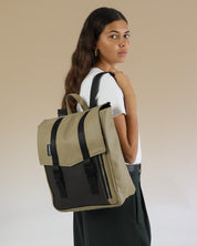 תיק גב למחשב נייד קטן מיני טוקיו מדבר ושחור תיק גב בינוני באיכות מעולה מוצג על דוגמנית