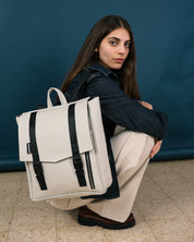 תיק גב קטן ומעוצב ללפטופ, דגם מיני טוקיו שמנת בינגו, גזרה מלבנית מתוחכמת בעבודת יד, פתרון נשיאה אלגנטי וקליל ליום יום בעיר