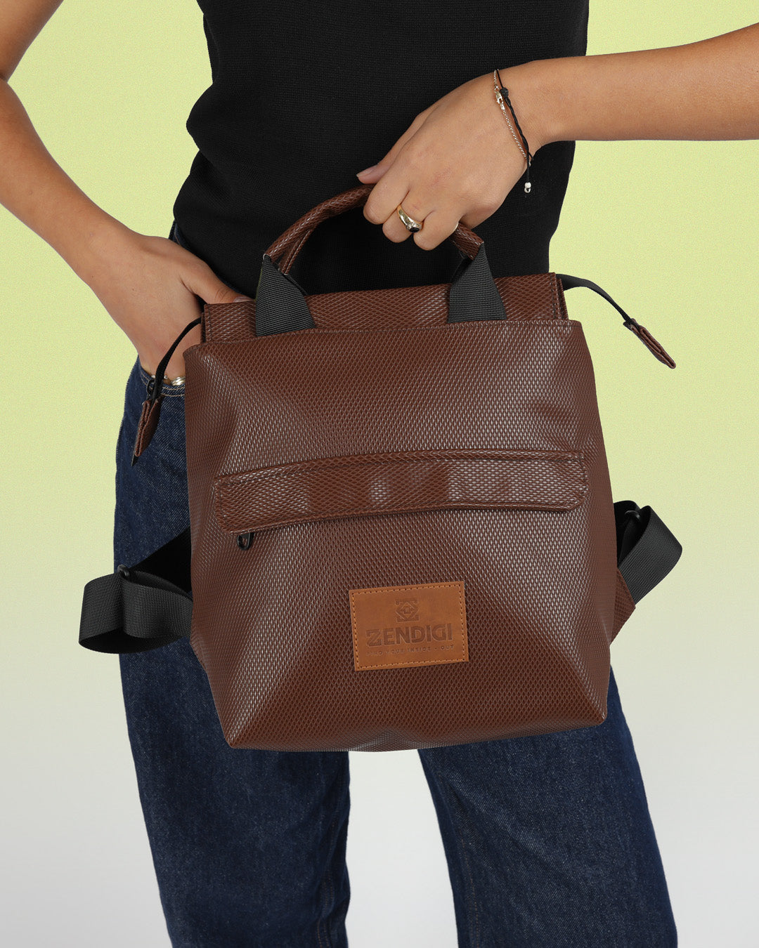 מיני מדריד חום פוליגון - תיק גב קטן ומכיל בצבע חום כהה בטקסטורת מעויינים, תיק גב מיני, תיק גב ליציאה, תיק גב ליום קליל.