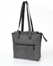 צד אחורי של תיק צד נינה אפור מנומר, ניתן לראות את תא הרוכסן האחורי לשליפה מהירה, תיק צד מושלם לעבודה וליום לימודים קצר.